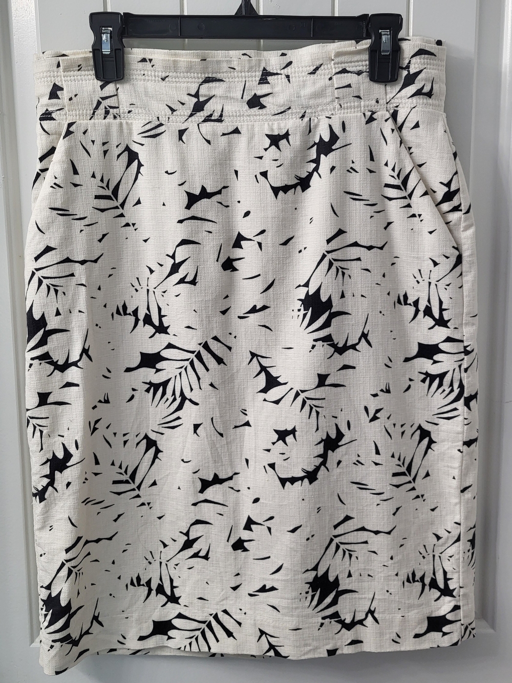 Ann Taylor White and Black Leaf-Print Pencil Skirt
